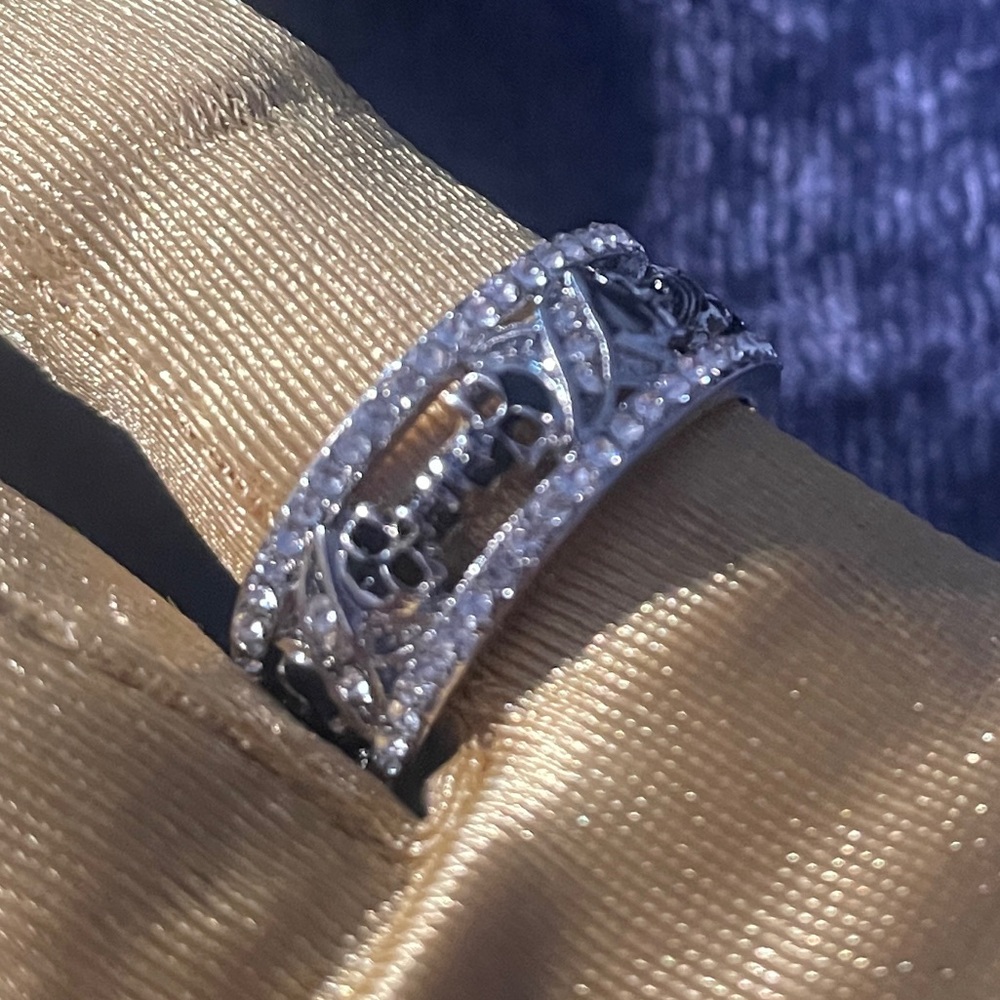 Silver rhinestone diamond skeleton ring size 6